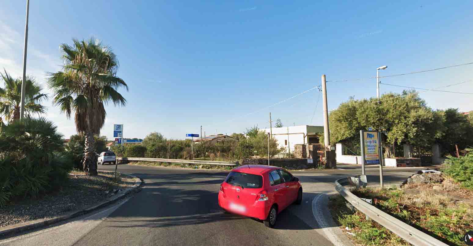 Stendardo Pubblicitario Via Fò angolo via Magellano Dir. Autostrada - San Giovanni la Punta